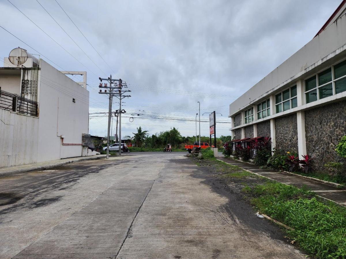 Spacious 5-Bedroom, 4-Bath Townhouse In Legazpi City Exterior photo