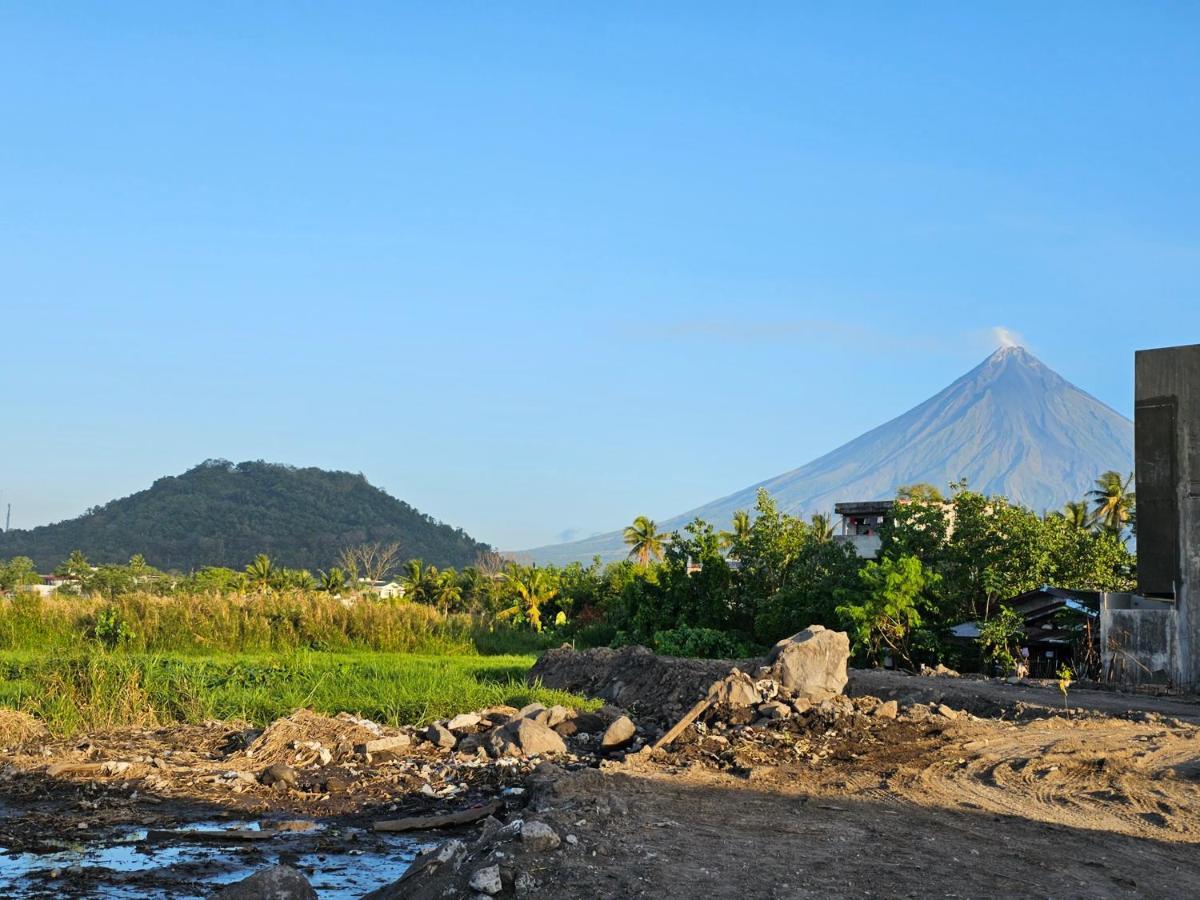 Spacious 5-Bedroom, 4-Bath Townhouse In Legazpi City Exterior photo