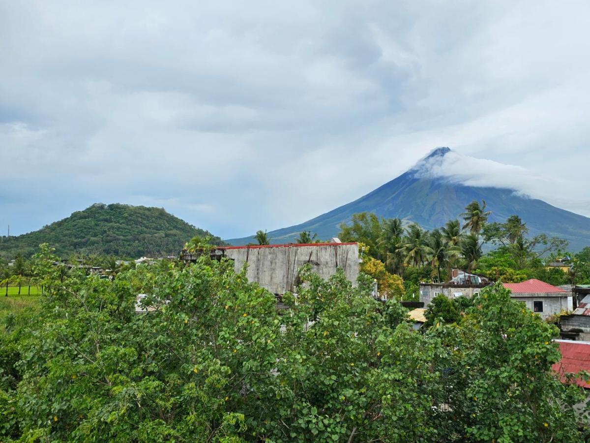 Spacious 5-Bedroom, 4-Bath Townhouse In Legazpi City Exterior photo